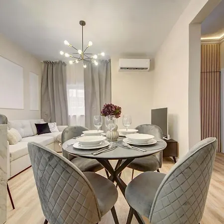 3br Escape Walk To Everything Apartment