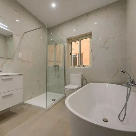 3br Escape Walk To Everything Apartment *