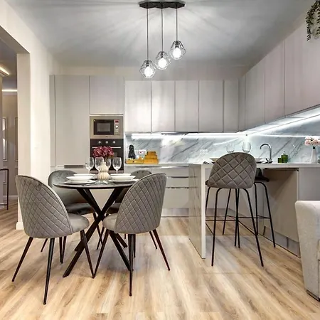 3br Escape Walk To Everything דירה