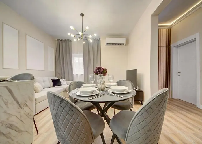 3br Escape Walk To Everything شقة